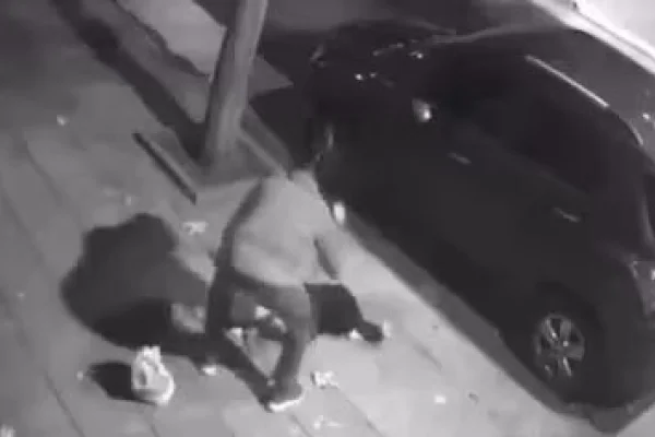 Brutal golpiza a un perro en Flores: un hombre levantó y arrojó contra el suelo a su mascota en la vía pública