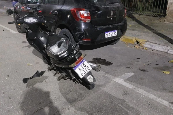 Motociclista sufrió heridas tras chocar un auto estacionado