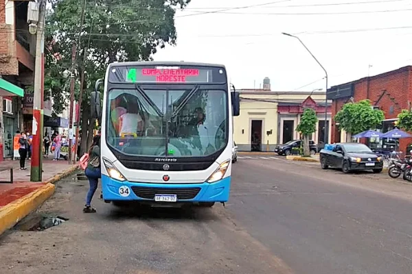Riojabus realiza desvíos en el centro de la Capital por protesta de taxistas