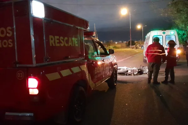 Un motociclista impactó a una camioneta estacionada y terminó en el hospital
