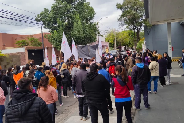 Marcha de organizaciones sociales en La Rioja contra el ajuste