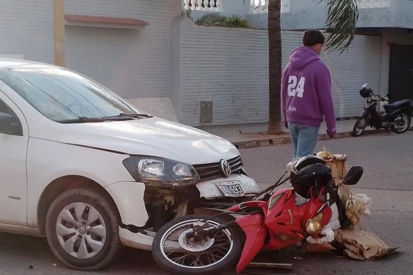 Un herido en fuerte choque entre un auto y una moto
