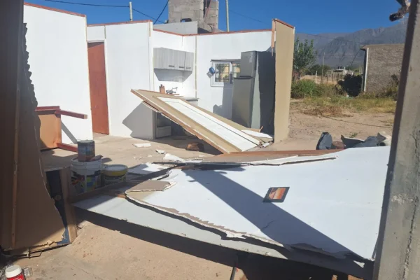 Fuerte viento zonda provocó varios daños materiales en el departamento Castro Barros