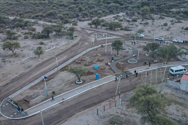 El Gobernador Quintela inauguró un nuevo espacio de encuentro para la comunidad de Huaco