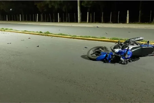 Motociclista perdió la vida luego de chocar contra un poste de alumbrado público