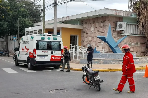 Motociclista termina herido tras chocar con un auto