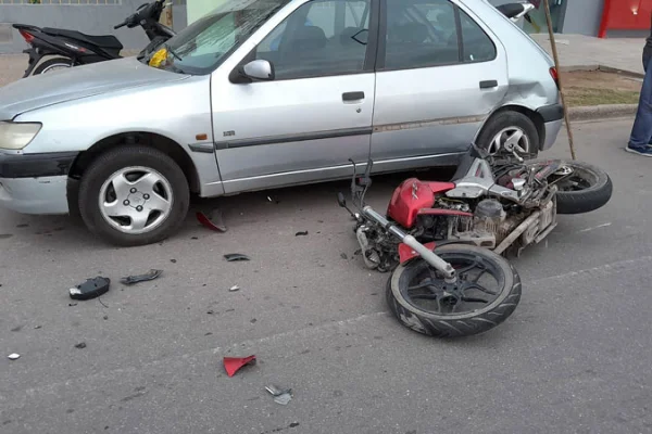 Impactante siniestro terminó con un motociclista debajo de un auto