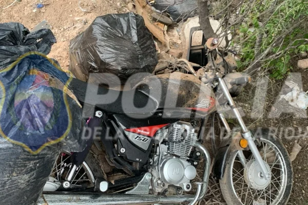 La Policia encontró una moto robada debajo de unas bolsas de basura