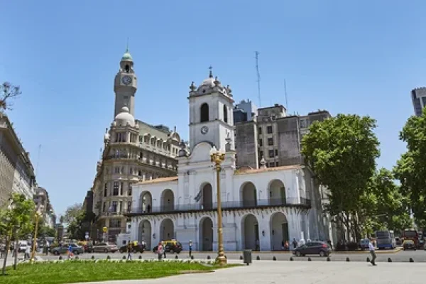 Feriado por el Día de la Revolución de Mayo: ¿se traslada y hay un nuevo fin de semana largo?