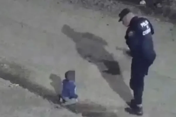 Córdoba: un bebé que gateaba solo por la calle fue rescatado por la Policía