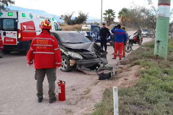 Chocó contra un pilar de la  luz y salió ileso