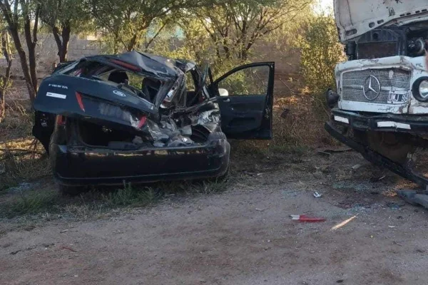 Una mujer perdió la vida tras chocar de frente con una camión