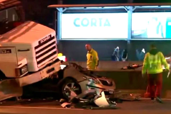 Tragedia: un camión chocó, el contenedor que llevaba salió despedido y 5 personas murieron