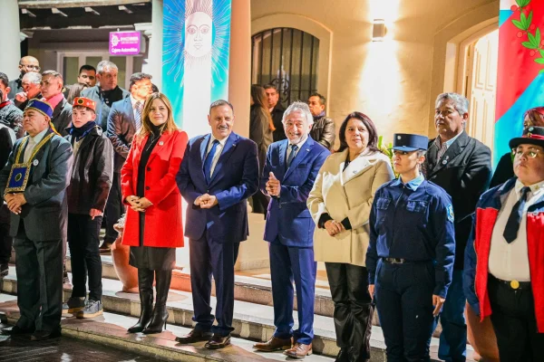 El gobernador Ricardo Quintela y el intendente Armando Molina encabezaron el izamiento y diana de honor por el 433° aniversario de La Rioja