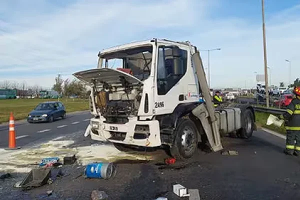 Otro choque fatal en Panamericana: un camión volcó y el conductor murió