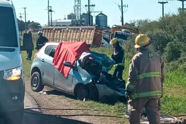 Tragedia familiar en Entre Ríos, tras colisionar un auto contra un camión jaula