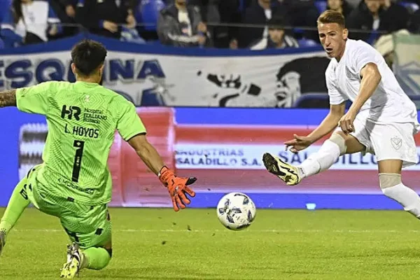 Vélez pegó en el momento justo y sumó su primer triunfo del torneo