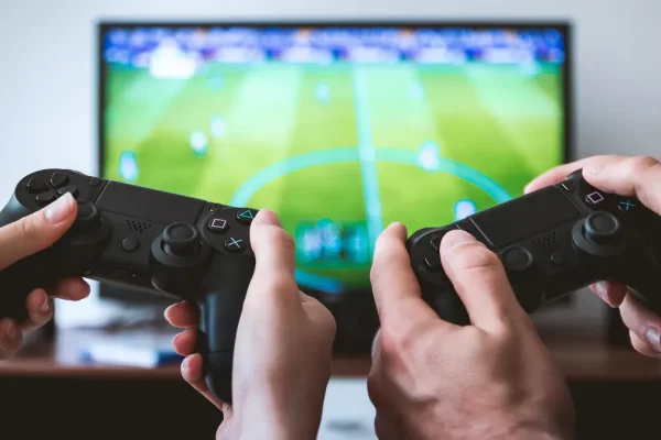 Guía para padres sobre cuatro populares videojuegos: Fortnite, Minecraft, Roblox y Fifa