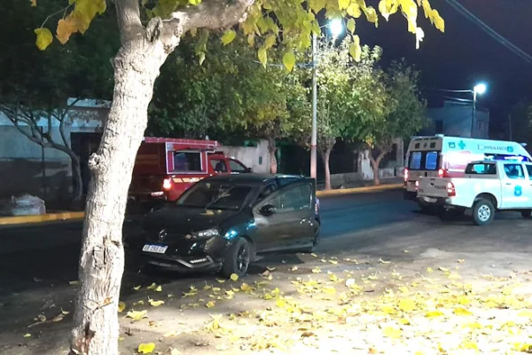 Automovilista lesionado al chocar contra un árbol
