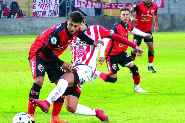 Andino se hizo fuerte ante Estudiantes y es el líder