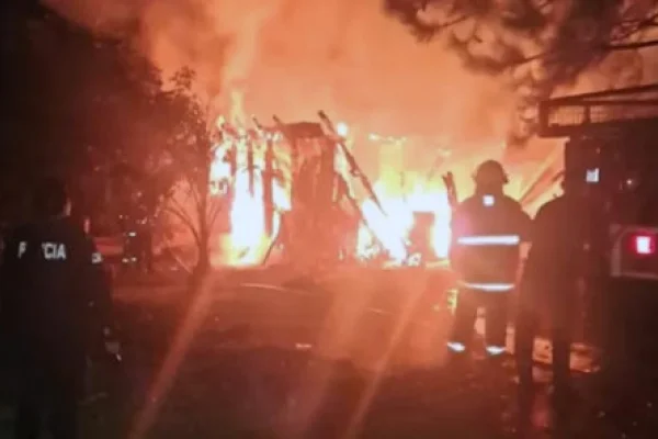 Un hombre prendió fuego su casa con sus tres hijos adentro