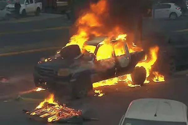 Asesinato de un delivery: manifestantes incendiaron un patrullero y cinco autos