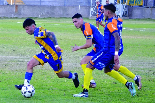 Defensores de la Boca se impuso ante Rioja Juniors