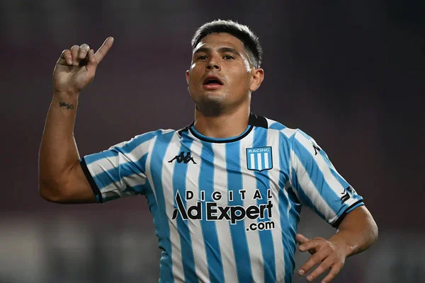 Racing recibe a Riestra para seguir en lo más alto