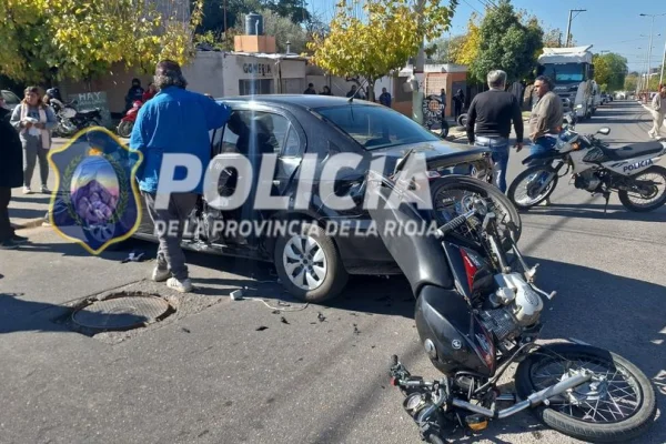 Tras un fuerte choque, un motociclista terminó con heridas leves