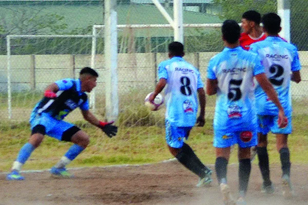 Riojano profundizó la crísis en Racing y le ganó por tres a dos