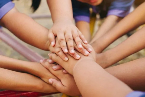 Sigue la búsqueda de una familia para dos hermanas