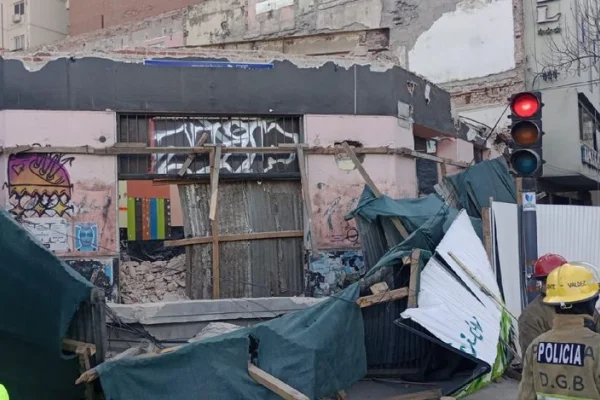 Seis heridos por el derrumbe de un edificio en demolición en Tucumán