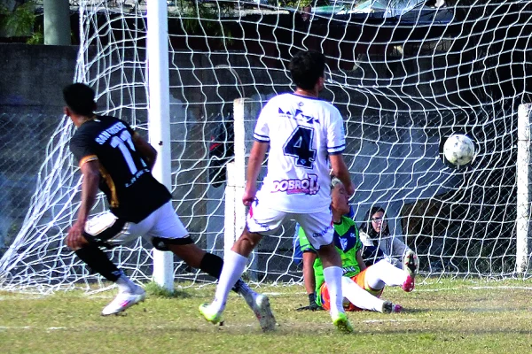 El “Cuervo”  sufrió ante Vélez, pero ganó y es líder