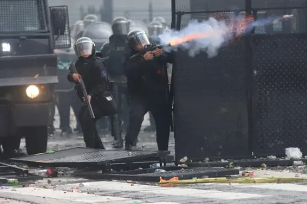 Máxima tensión en el Congreso: la policía reprime a manifestantes y hay varios heridos