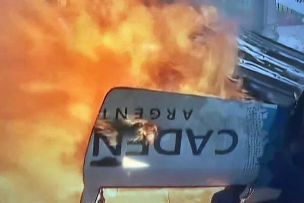 Incendian el móvil de Cadena 3 en la movilización frente al Congreso