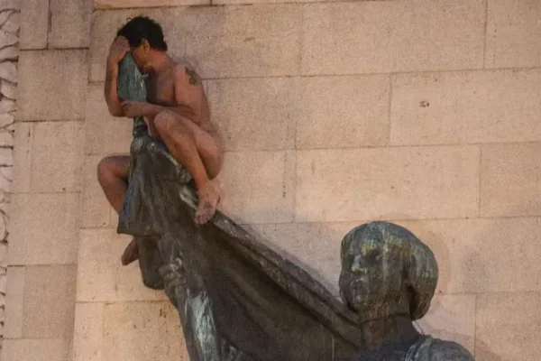 Un hombre subió desnudo a un monumento en la Plaza de los dos Congresos