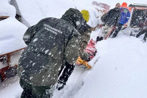 Volcó un camión de Gendarmería en Alta Montaña: rescataron a 11 agentes