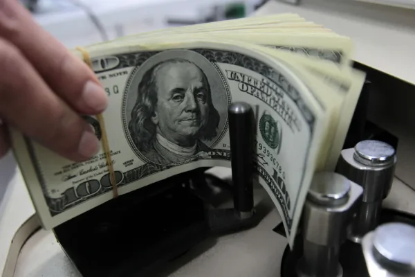 El dólar blue subió $35, cerró la semana en alza y trepó a $1.280