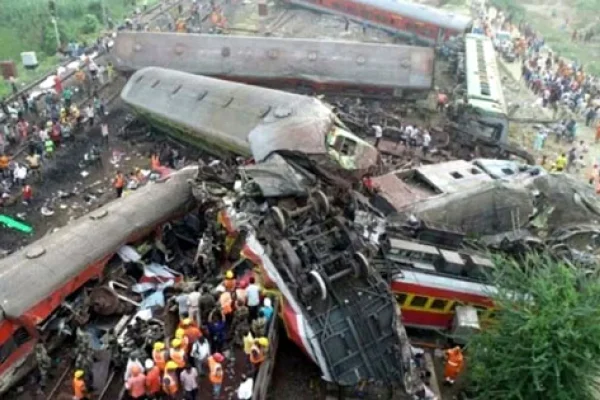 Chocaron dos trenes en la India: hay al menos 15 muertos y decenas de heridos