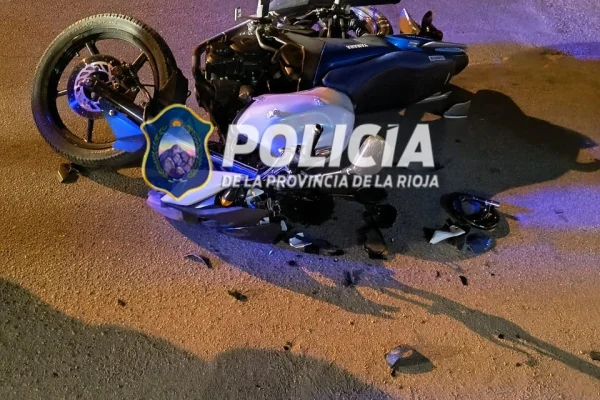 Un motociclista manejaba ebrio, chocó un auto y terminó en el hospital
