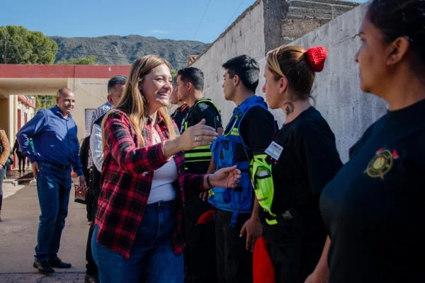 Teresita Madera visitó cuartel de Bomberos Voluntarios