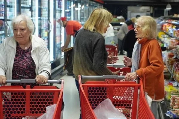 Las ventas en supermercados y autoservicios cayeron un 10% interanual en mayo