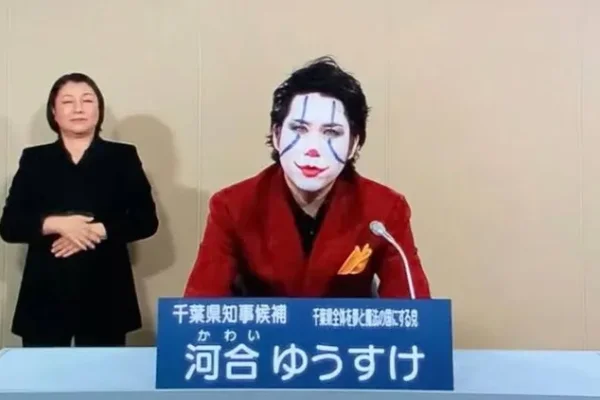 Japón: candidato a gobernador de Tokio se disfraza de Joker y usa carteles obscenos