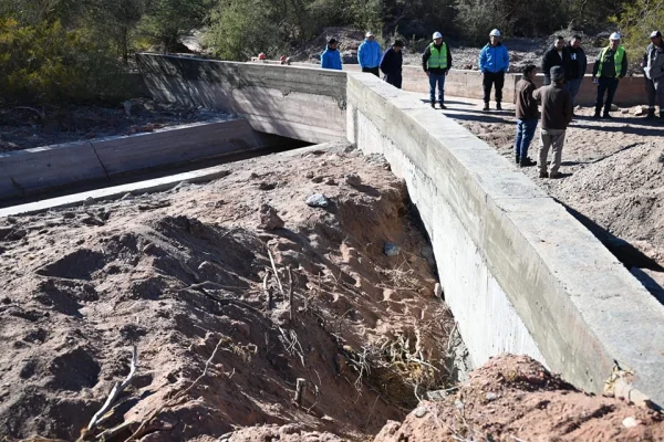 Avanza la obra de mantenimiento del canal de riego en Villa Unión