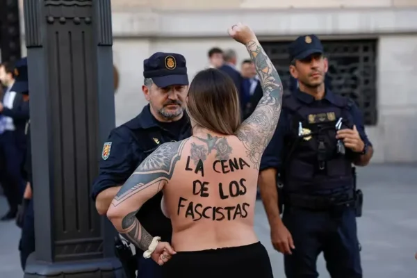 Militantes feministas volvieron a protestar contra Milei en Madrid