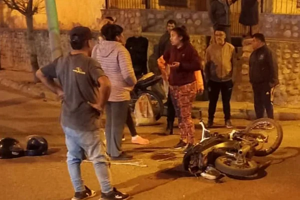 Dos jovenes heridos tras chocar una moto con un taxi