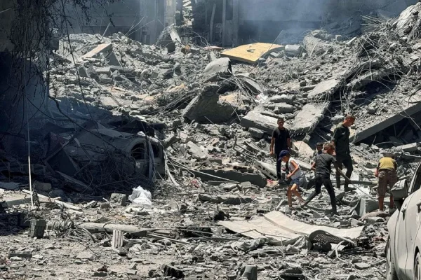 Denuncian que Israel bombardeó un campo de refugiados en Gaza: 52 muertos
