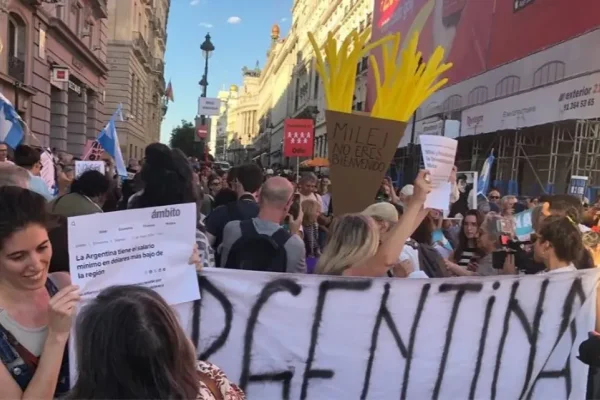 La protesta contra Milei en Madrid que remarcó su presunta fobia a las papas fritas