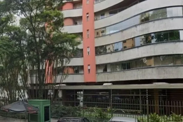 Tragedia en complejo de edificios: obrero cayó al vacío mientras colocaba vidrios en un octavo piso