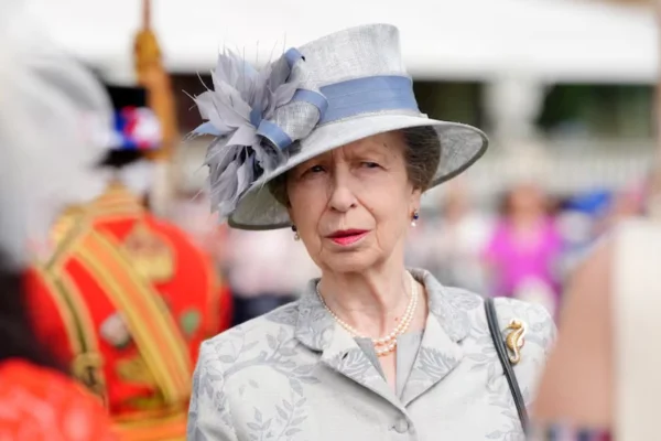 La princesa Ana, hermana del rey Carlos III, sufrió un duro golpe de un caballo y fue internada de urgencia